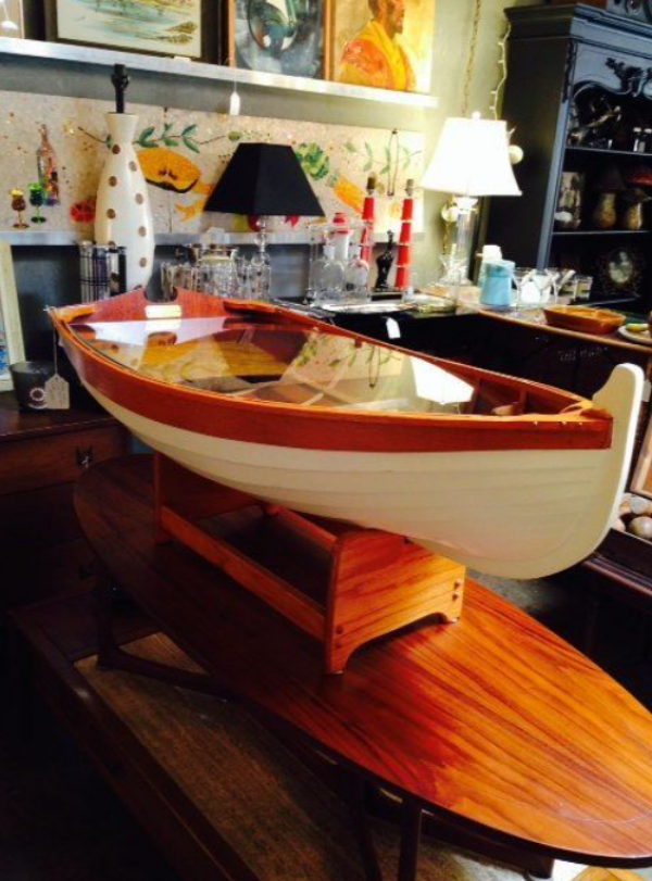 Meja Kopi dengan Rangka Kapal Kayu